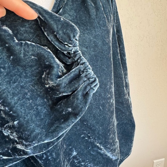 Evereve Absolutely Yana Teal Velvet Ruffle Blouse Womens XS Luxe Preppy - Picture 4 of 7